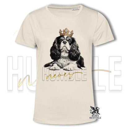 T-shirt stampata con un Cavalier King Charles Spaniel, colore beige con grafica Never Humble