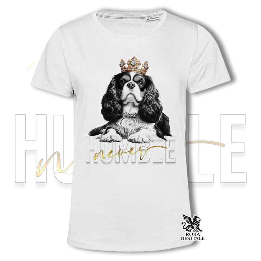T-shirt stampata con un Cavalier King Charles Spaniel, colore bianco con grafica Never Humble