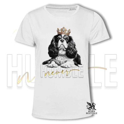 T-shirt stampata con un Cavalier King Charles Spaniel, colore bianco con grafica Never Humble
