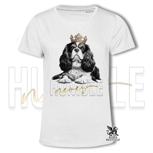 T-shirt stampata con un Cavalier King Charles Spaniel, colore bianco con grafica Never Humble