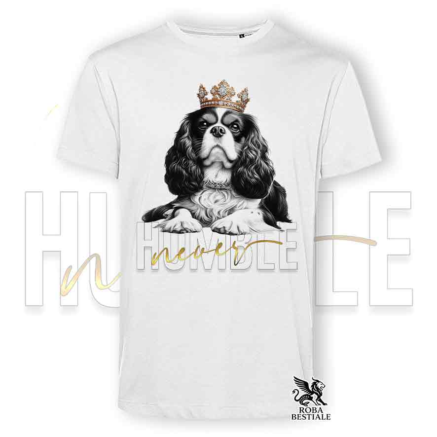 T-shirt stampata con un Cavalier King Charles Spaniel, colore bianco con grafica Never Humble