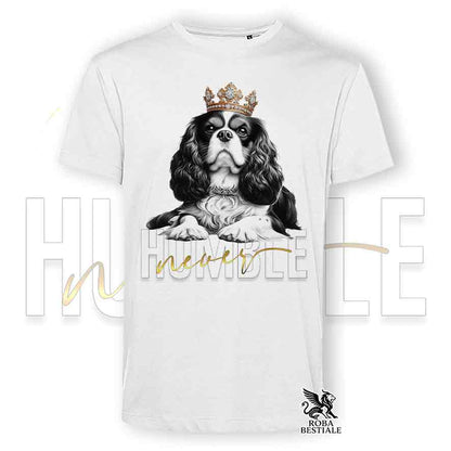 T-shirt stampata con un Cavalier King Charles Spaniel, colore bianco con grafica Never Humble