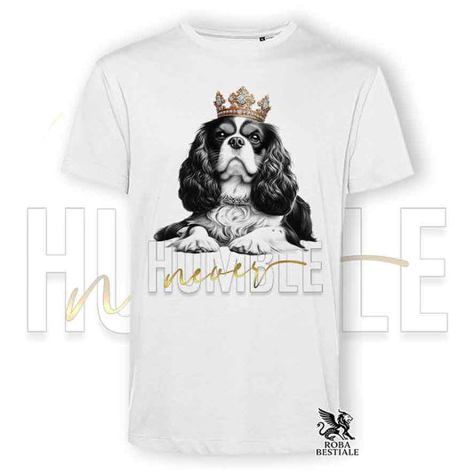 T-shirt stampata con un Cavalier King Charles Spaniel, colore bianco con grafica Never Humble