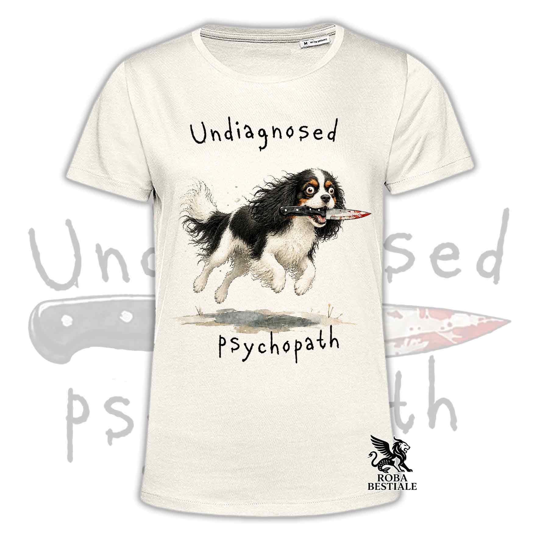 T-shirt beige stampata con un Cavalier King Charles Spaniel che tiene un coltello tra i denti. Grafica originale Roba Bestiale, collezione Psychopath