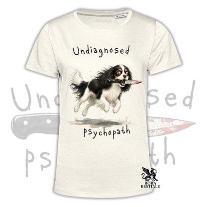 T-shirt beige stampata con un Cavalier King Charles Spaniel che tiene un coltello tra i denti. Grafica originale Roba Bestiale, collezione Psychopath