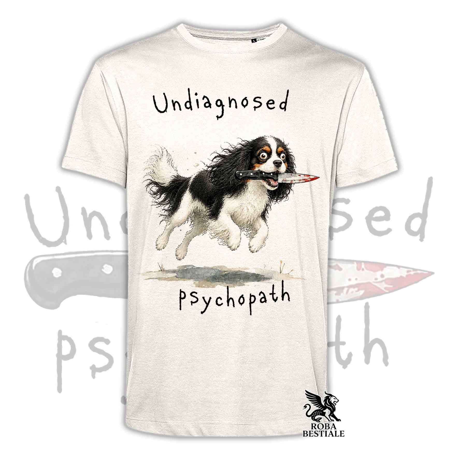T-shirt beige stampata con un Cavalier King Charles Spaniel che tiene un coltello tra i denti. Grafica originale Roba Bestiale, collezione Psychopath