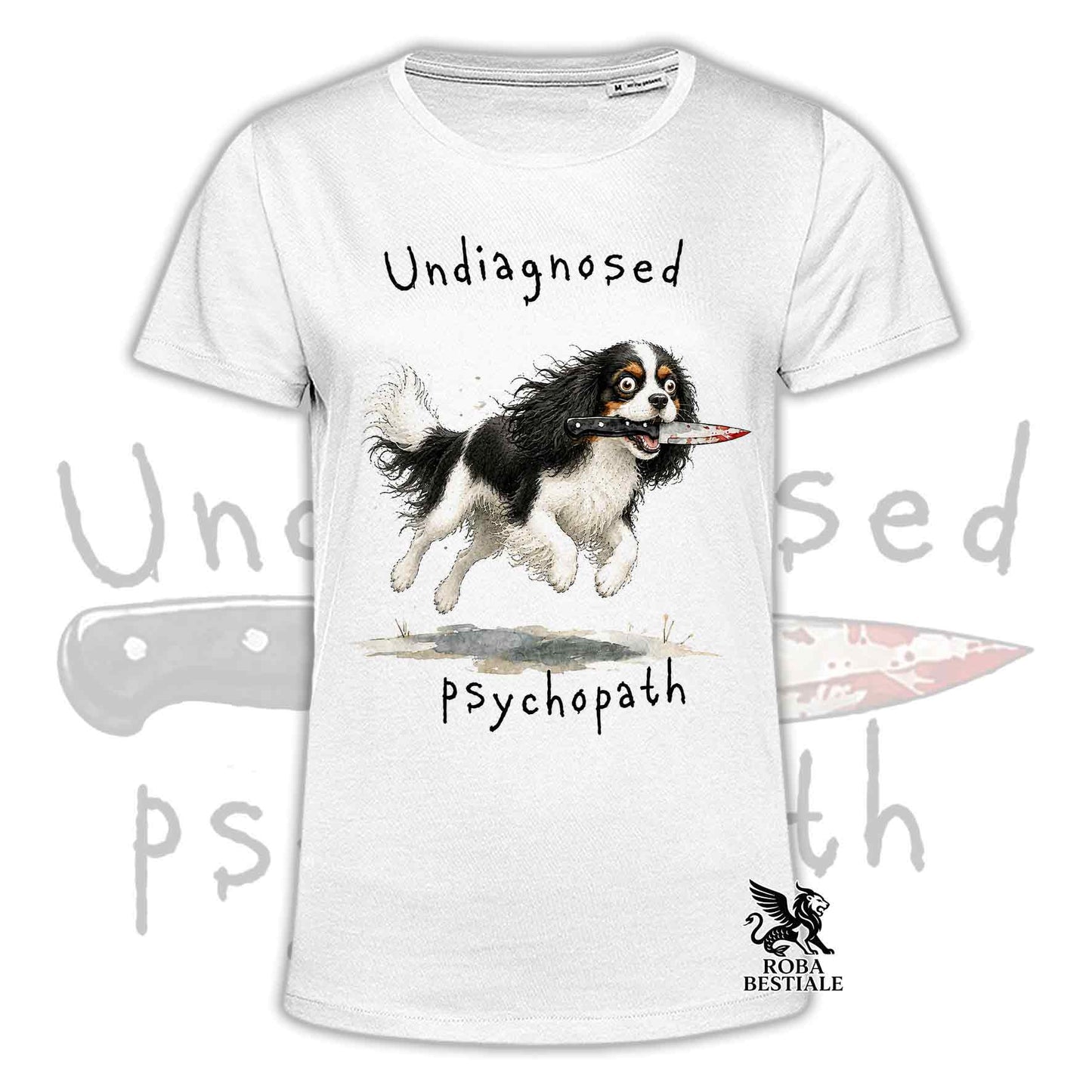 T-shirt bianca stampata con un Cavalier King Charles Spaniel che tiene un coltello tra i denti. Grafica originale Roba Bestiale, collezione Psychopath