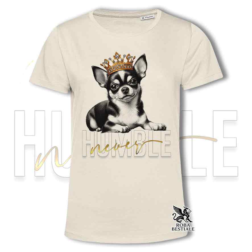 T-shirt stampata con un Chihuahua a pelo corto, colore beige con grafica Never Humble