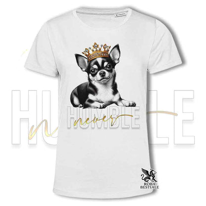 T-shirt stampata con un Chihuahua a pelo corto, colore bianco con grafica Never Humble
