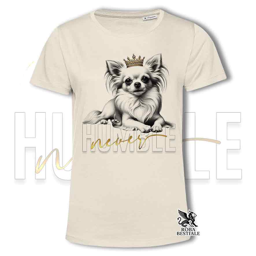 T-shirt stampata con un Chihuahua a pelo lungo, colore beige con grafica Never Humble