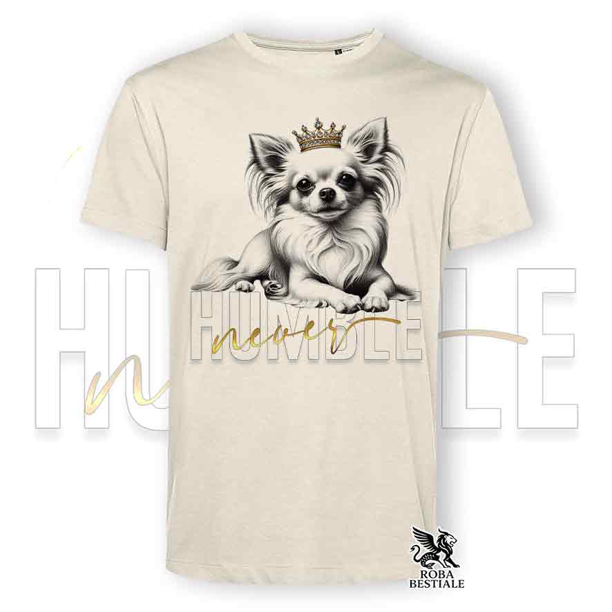 T-shirt stampata con un Chihuahua a pelo lungo, colore beige con grafica Never Humble