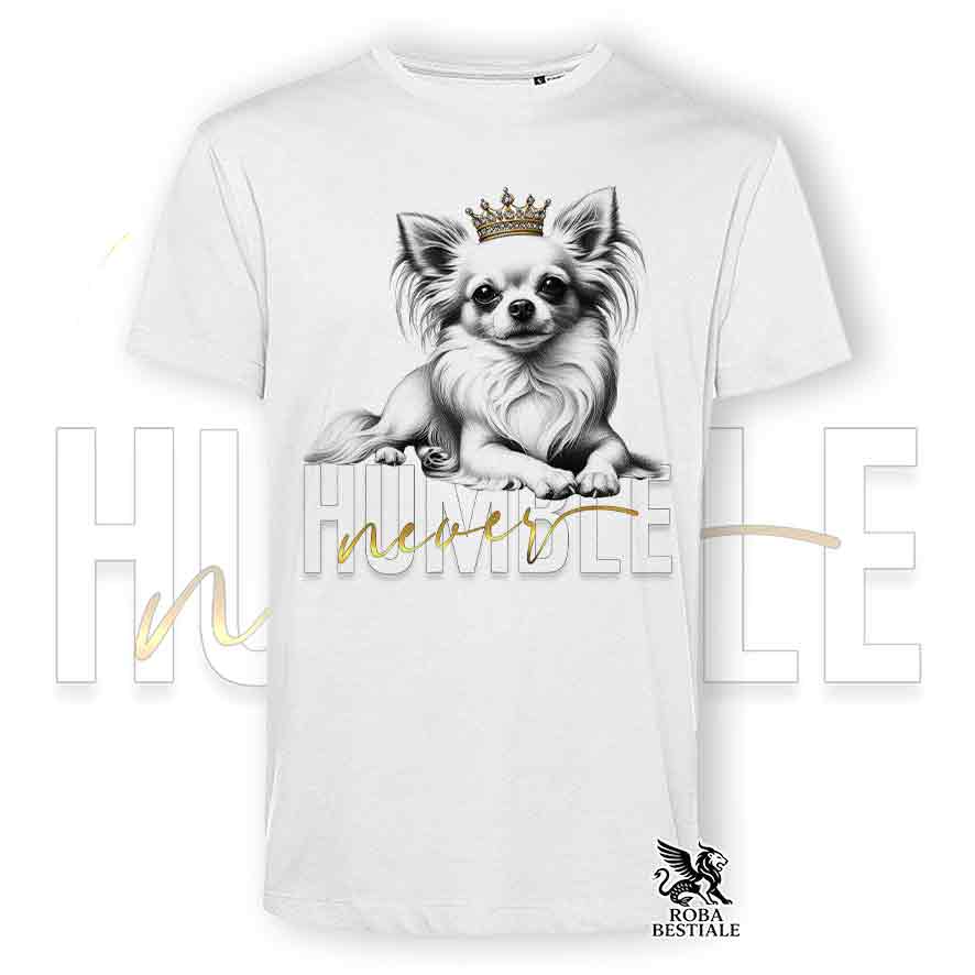 T-shirt stampata con un Chihuahua a pelo lungo, colore bianco con grafica Never Humble