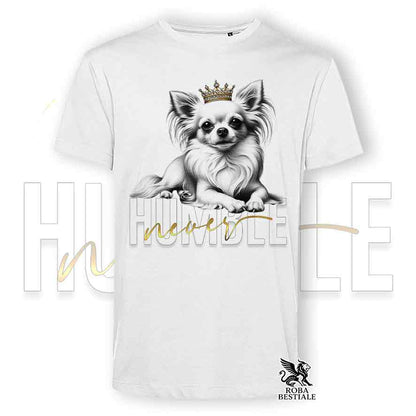 T-shirt stampata con un Chihuahua a pelo lungo, colore bianco con grafica Never Humble