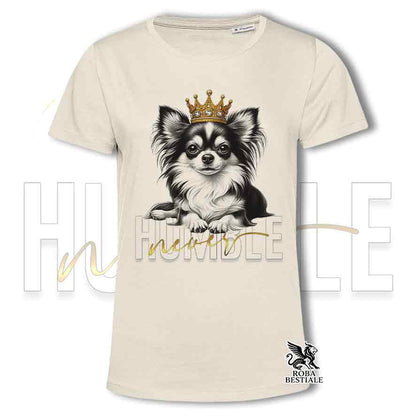 T-shirt stampata con un Chihuahua a pelo lungo, colore beige con grafica Never Humble
