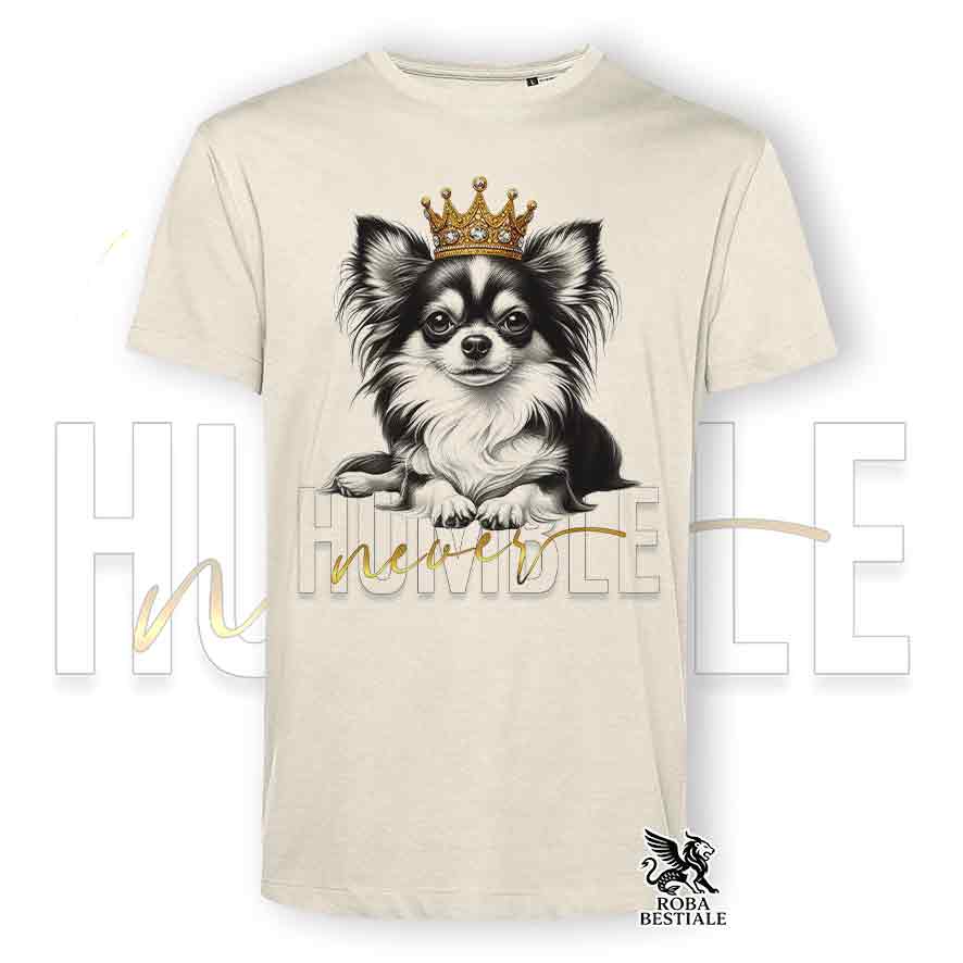 T-shirt stampata con un Chihuahua a pelo lungo, colore beige con grafica Never Humble