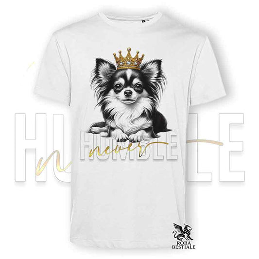 T-shirt stampata con un Chihuahua a pelo lungo, colore bianco con grafica Never Humble
