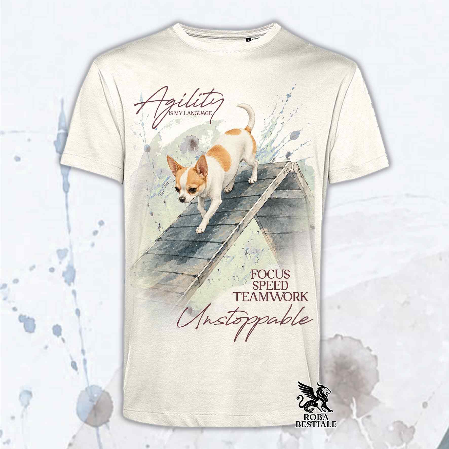 T-shirt beige stampata con un Chihuahua a pelo corto che fa Agility. Grafica originale Roba Bestiale, collezione A-Frame