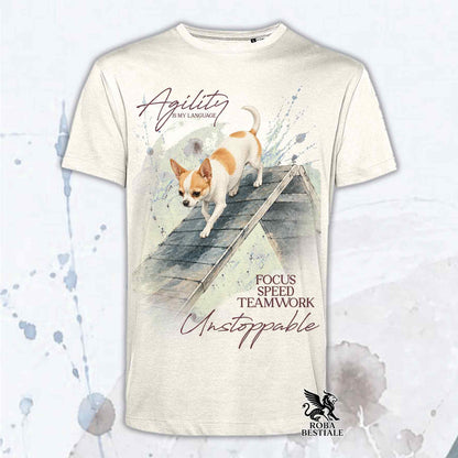 T-shirt beige stampata con un Chihuahua a pelo corto che fa Agility. Grafica originale Roba Bestiale, collezione A-Frame