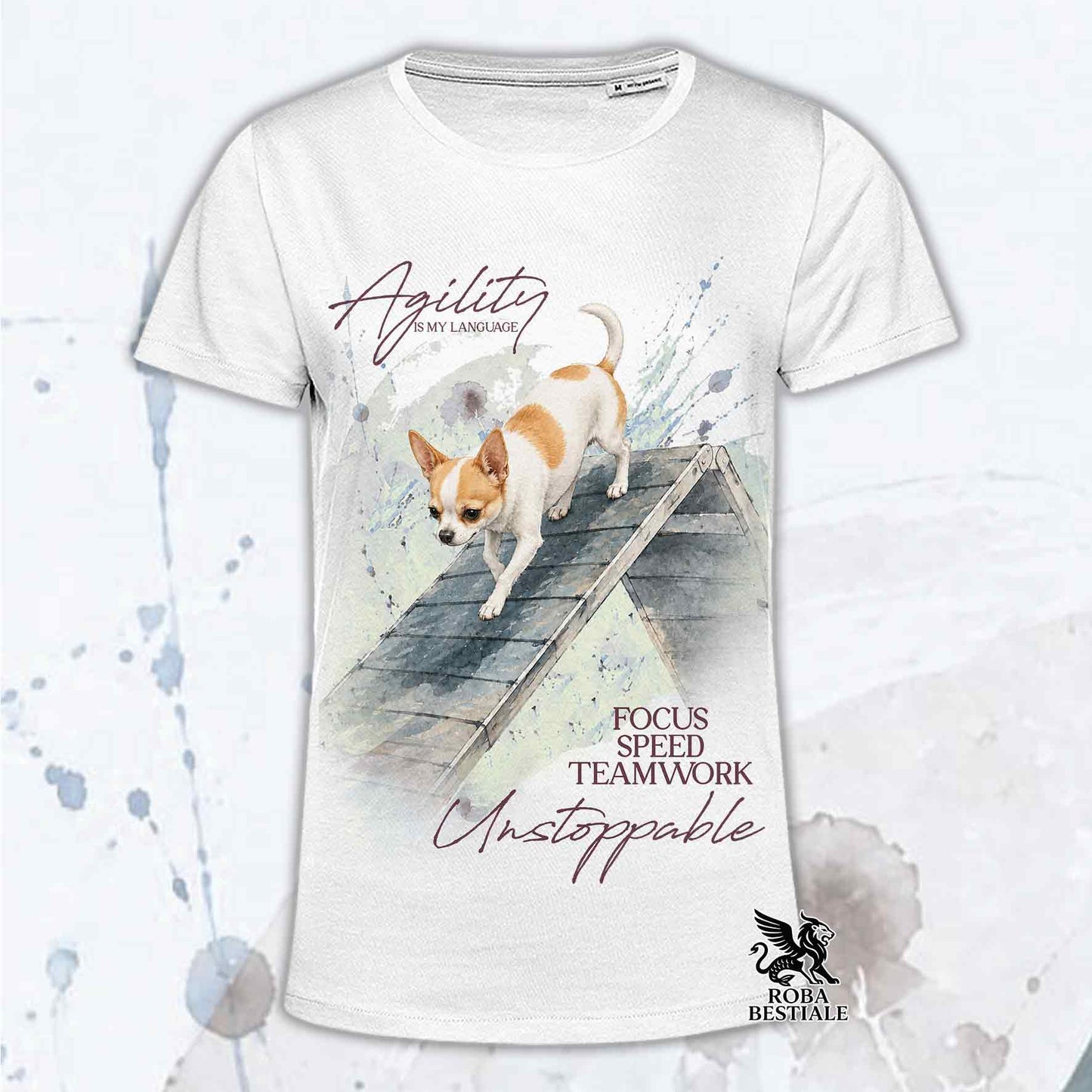 T-shirt bianca stampata con un Chihuahua a pelo corto che fa Agility. Grafica originale Roba Bestiale, collezione A-Frame