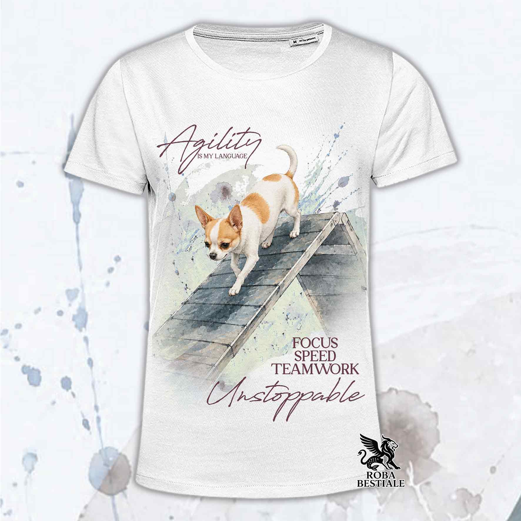 T-shirt bianca stampata con un Chihuahua a pelo corto che fa Agility. Grafica originale Roba Bestiale, collezione A-Frame