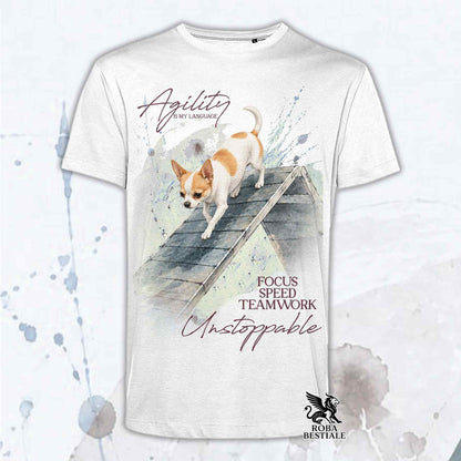 T-shirt bianca stampata con un Chihuahua a pelo corto che fa Agility. Grafica originale Roba Bestiale, collezione A-Frame
