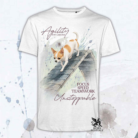 T-shirt bianca stampata con un Chihuahua a pelo corto che fa Agility. Grafica originale Roba Bestiale, collezione A-Frame