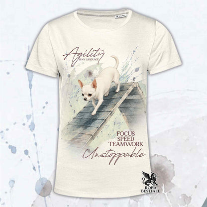 T-shirt beige stampata con un Chihuahua a pelo corto che fa Agility. Grafica originale Roba Bestiale, collezione A-Frame