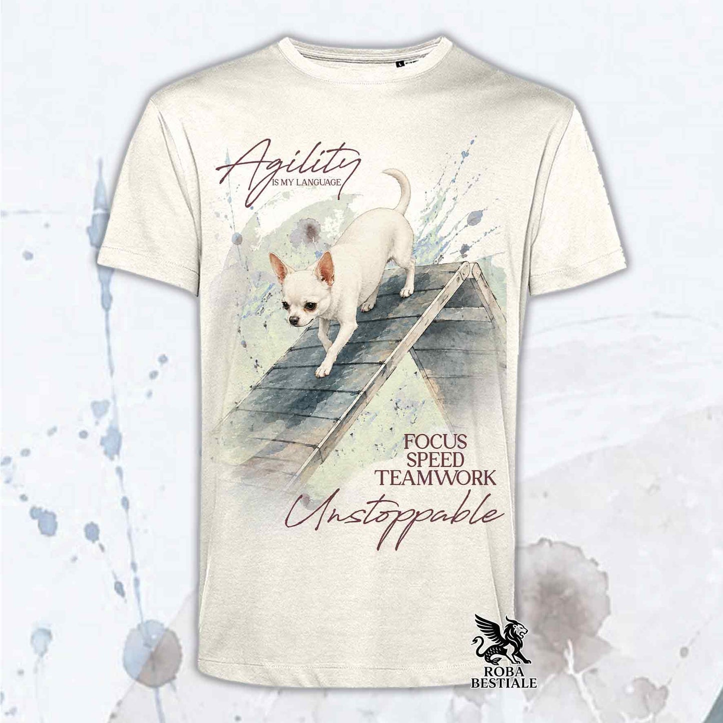 T-shirt beige stampata con un Chihuahua a pelo corto che fa Agility. Grafica originale Roba Bestiale, collezione A-Frame