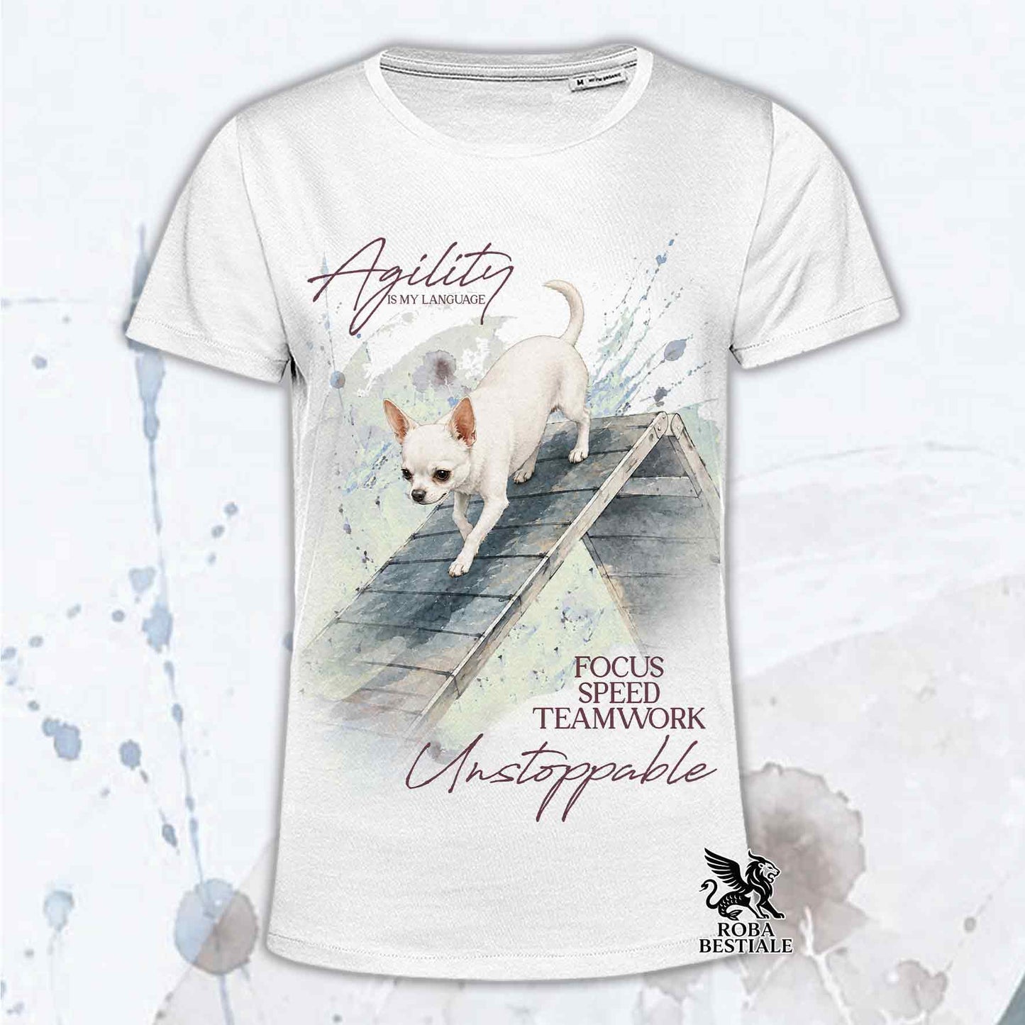 T-shirt bianca stampata con un Chihuahua a pelo corto che fa Agility. Grafica originale Roba Bestiale, collezione A-Frame