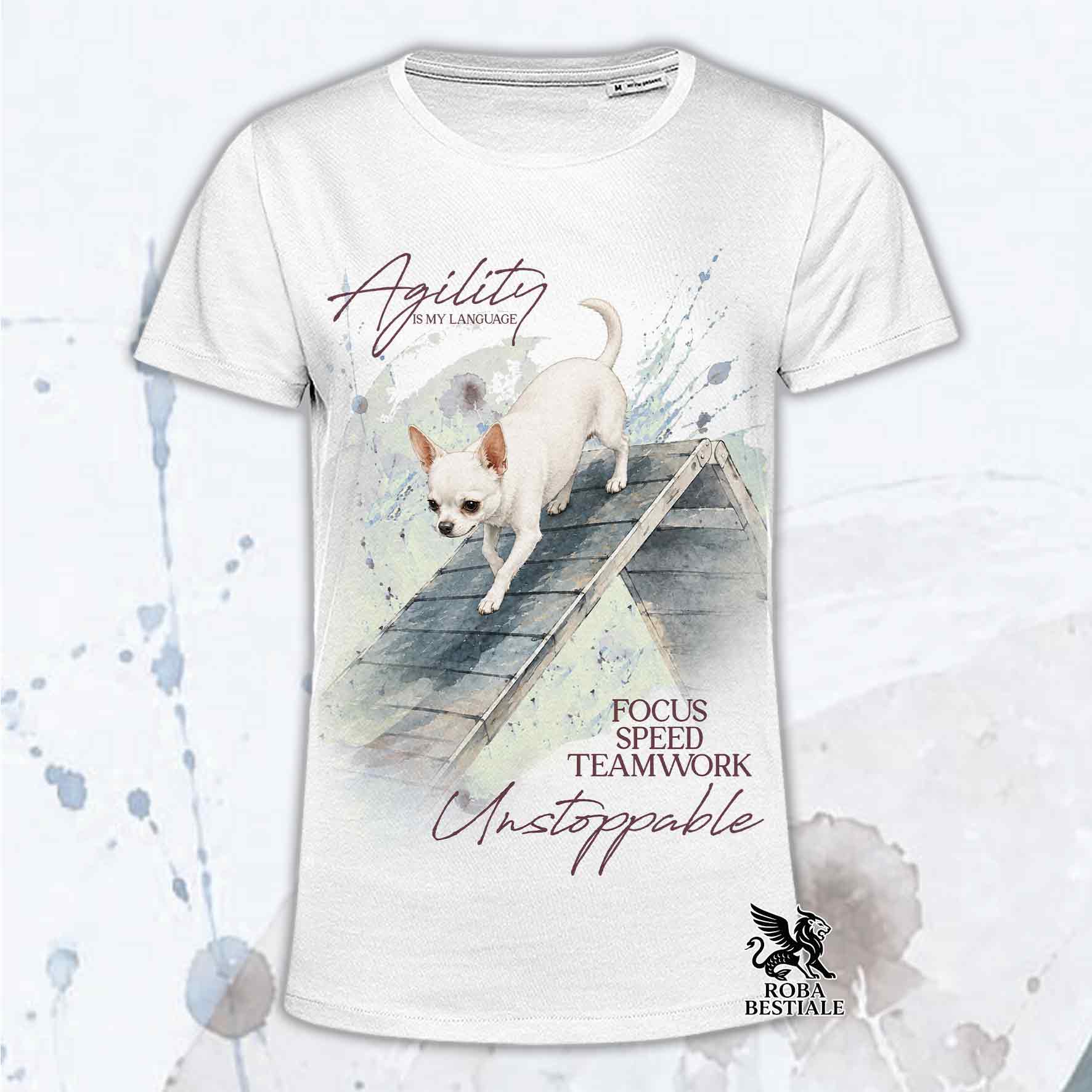 T-shirt bianca stampata con un Chihuahua a pelo corto che fa Agility. Grafica originale Roba Bestiale, collezione A-Frame