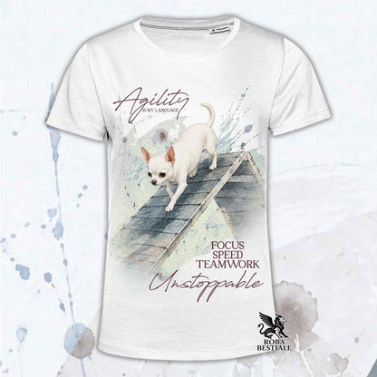 T-shirt bianca stampata con un Chihuahua a pelo corto che fa Agility. Grafica originale Roba Bestiale, collezione A-Frame