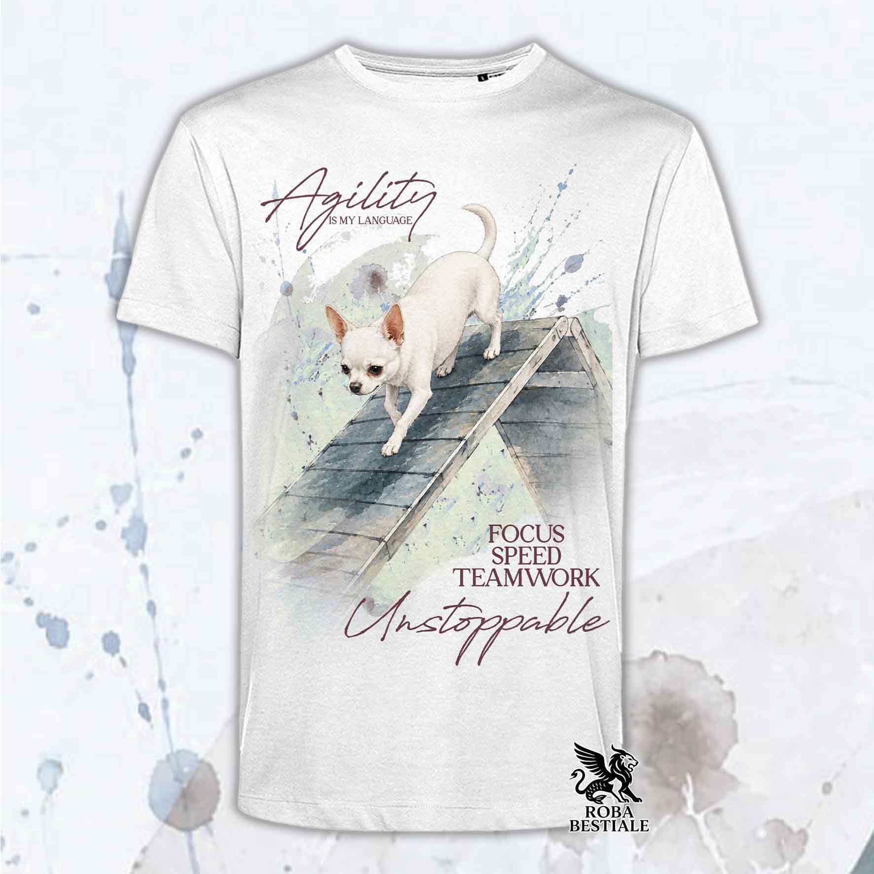 T-shirt bianca stampata con un Chihuahua a pelo corto che fa Agility. Grafica originale Roba Bestiale, collezione A-Frame