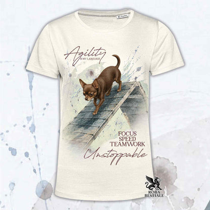 T-shirt beige stampata con un Chihuahua a pelo corto che fa Agility. Grafica originale Roba Bestiale, collezione A-Frame