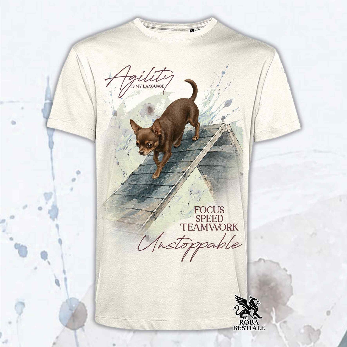 T-shirt beige stampata con un Chihuahua a pelo corto che fa Agility. Grafica originale Roba Bestiale, collezione A-Frame