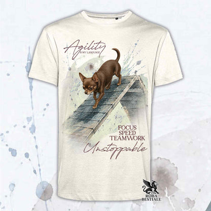 T-shirt beige stampata con un Chihuahua a pelo corto che fa Agility. Grafica originale Roba Bestiale, collezione A-Frame