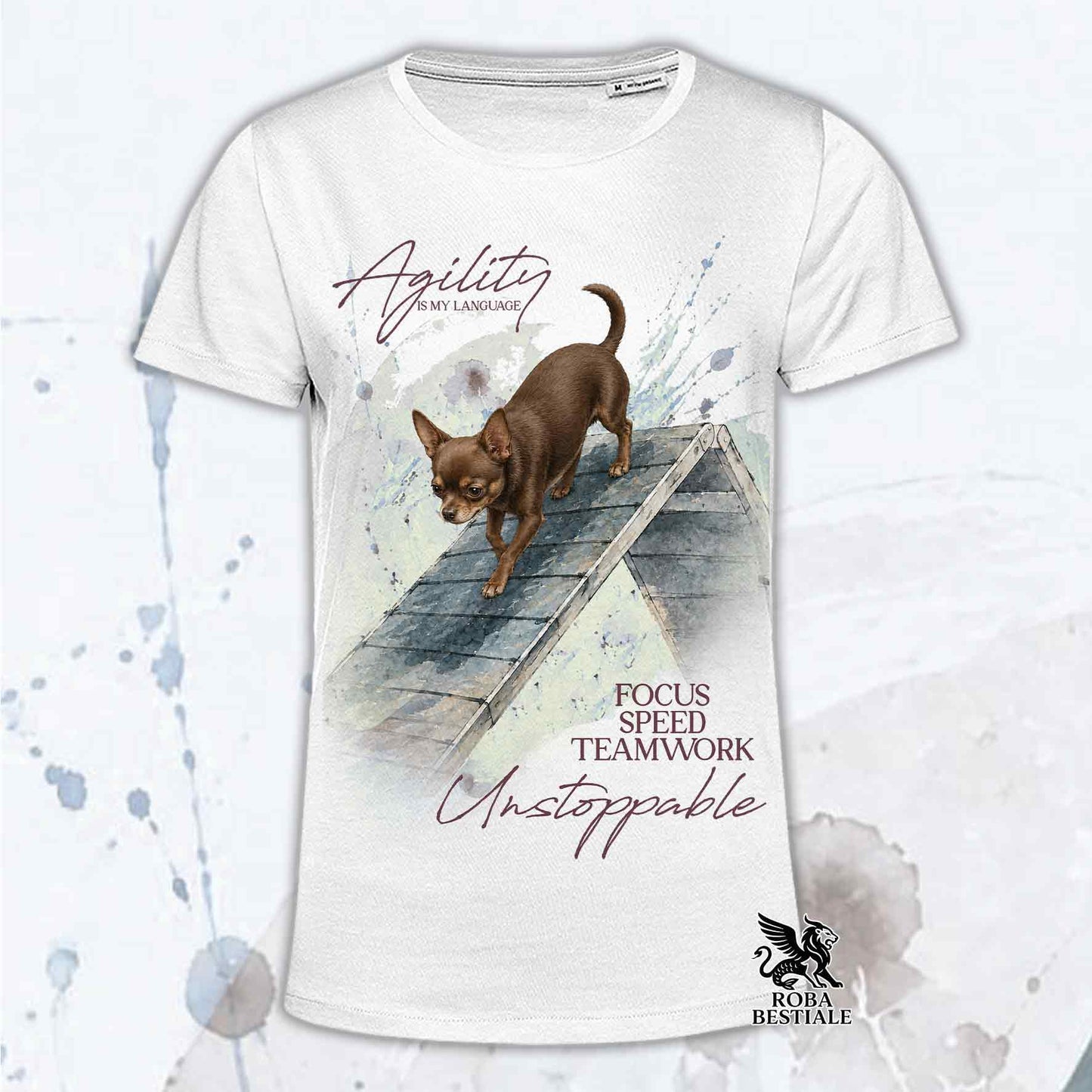 T-shirt bianca stampata con un Chihuahua a pelo corto che fa Agility. Grafica originale Roba Bestiale, collezione A-Frame