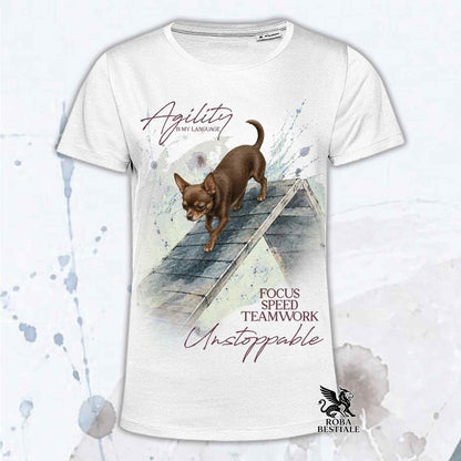 T-shirt bianca stampata con un Chihuahua a pelo corto che fa Agility. Grafica originale Roba Bestiale, collezione A-Frame