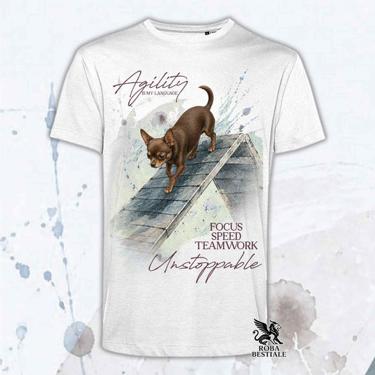 T-shirt bianca stampata con un Chihuahua a pelo corto che fa Agility. Grafica originale Roba Bestiale, collezione A-Frame