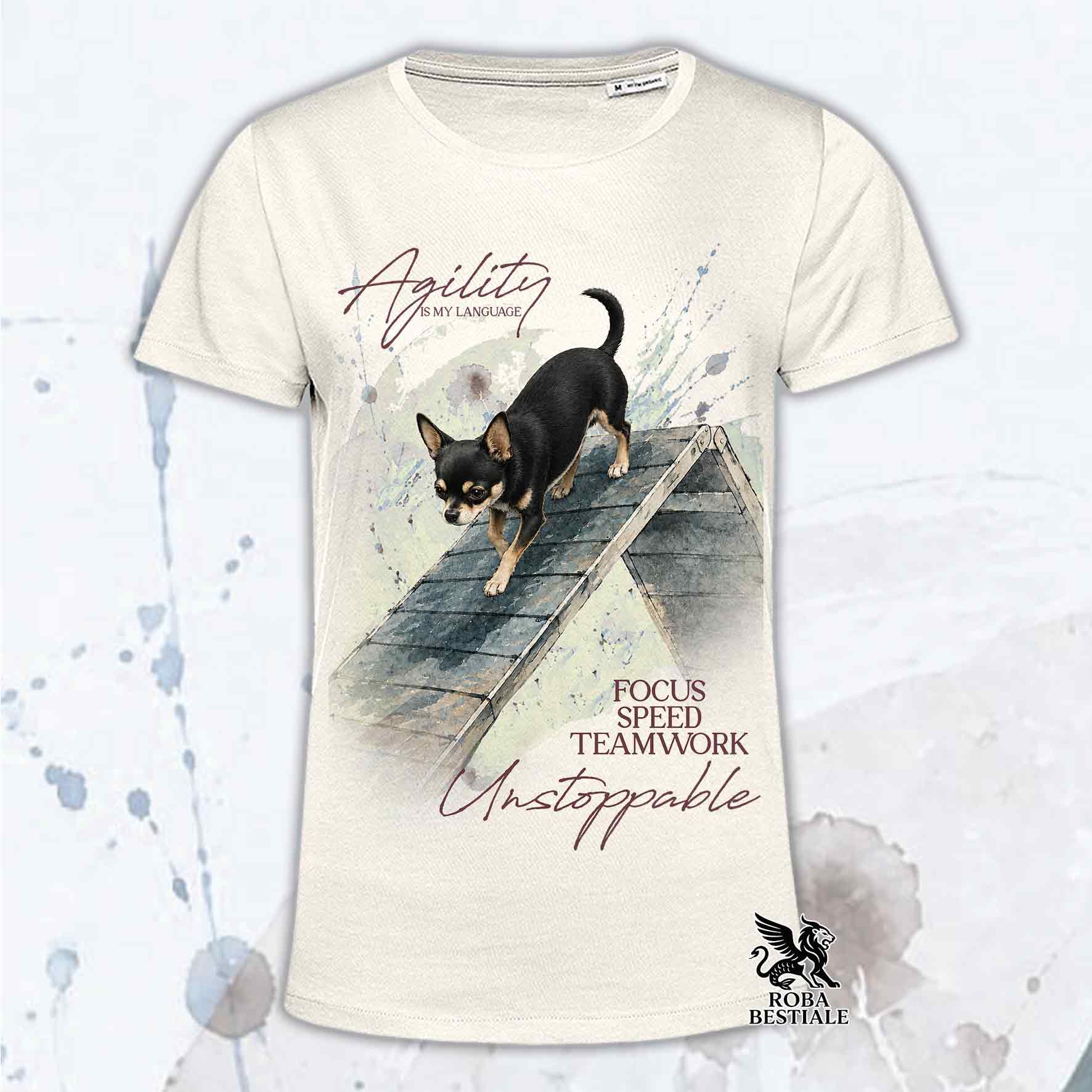 T-shirt beige stampata con un Chihuahua a pelo corto che fa Agility. Grafica originale Roba Bestiale, collezione A-Frame