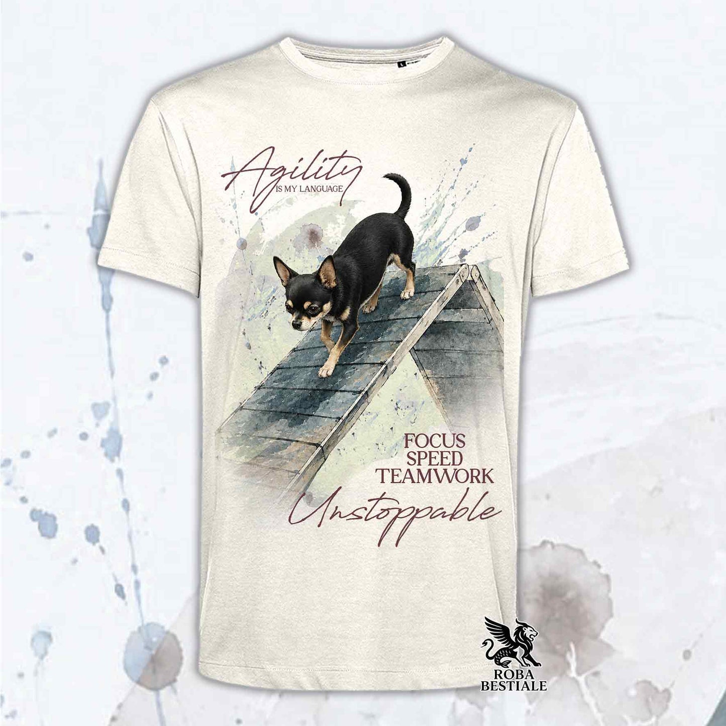 T-shirt beige stampata con un Chihuahua a pelo corto che fa Agility. Grafica originale Roba Bestiale, collezione A-Frame