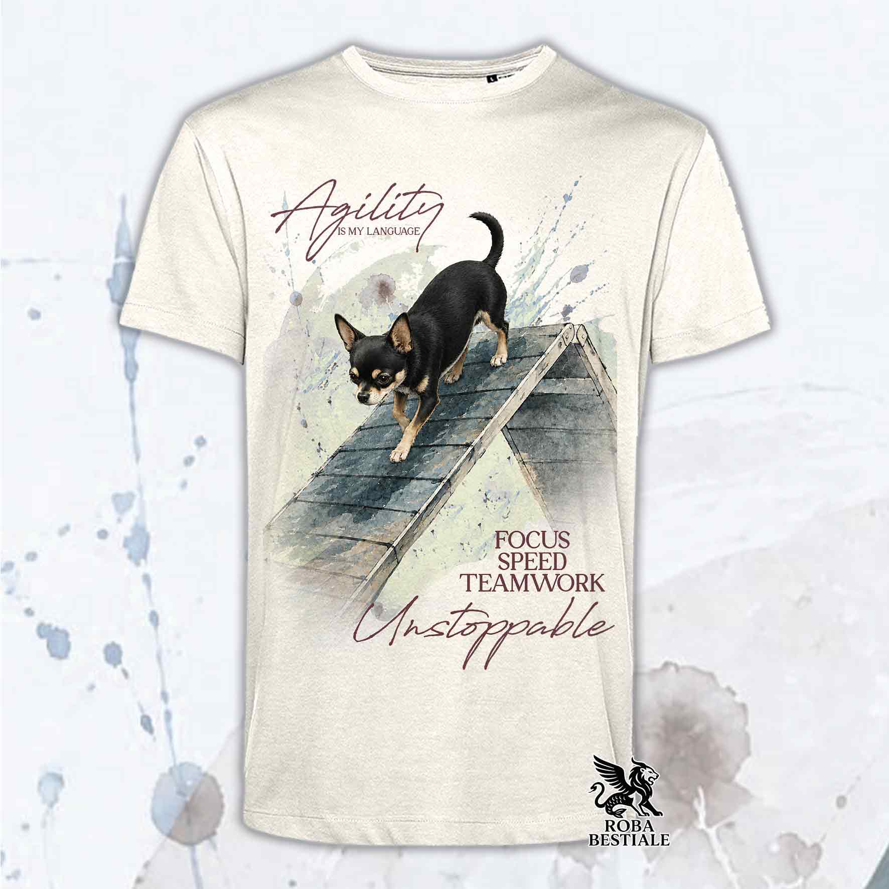 T-shirt beige stampata con un Chihuahua a pelo corto che fa Agility. Grafica originale Roba Bestiale, collezione A-Frame