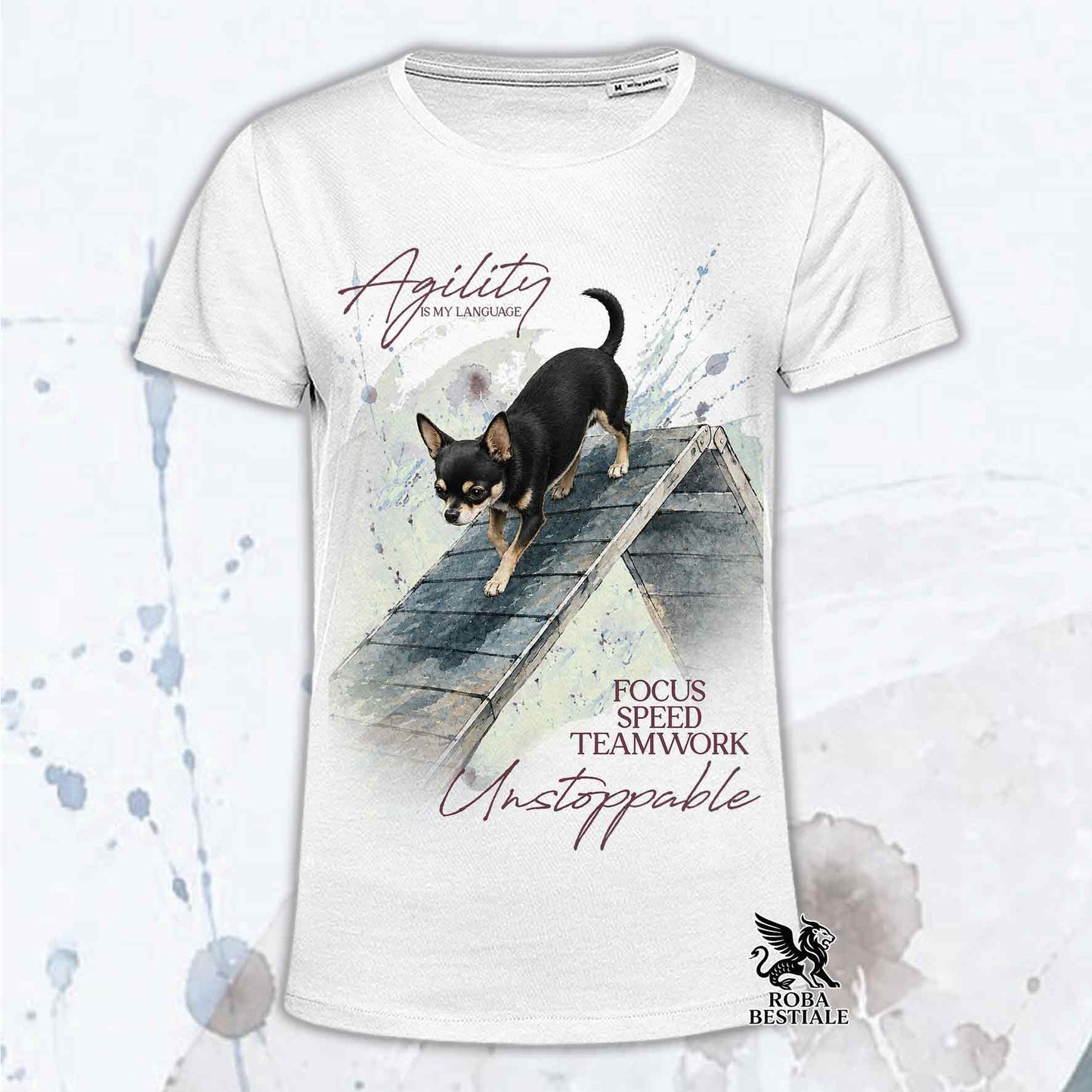 T-shirt bianca stampata con un Chihuahua a pelo corto che fa Agility. Grafica originale Roba Bestiale, collezione A-Frame