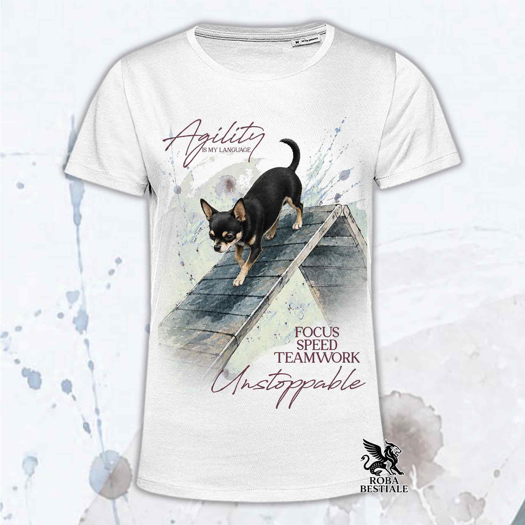 T-shirt bianca stampata con un Chihuahua a pelo corto che fa Agility. Grafica originale Roba Bestiale, collezione A-Frame
