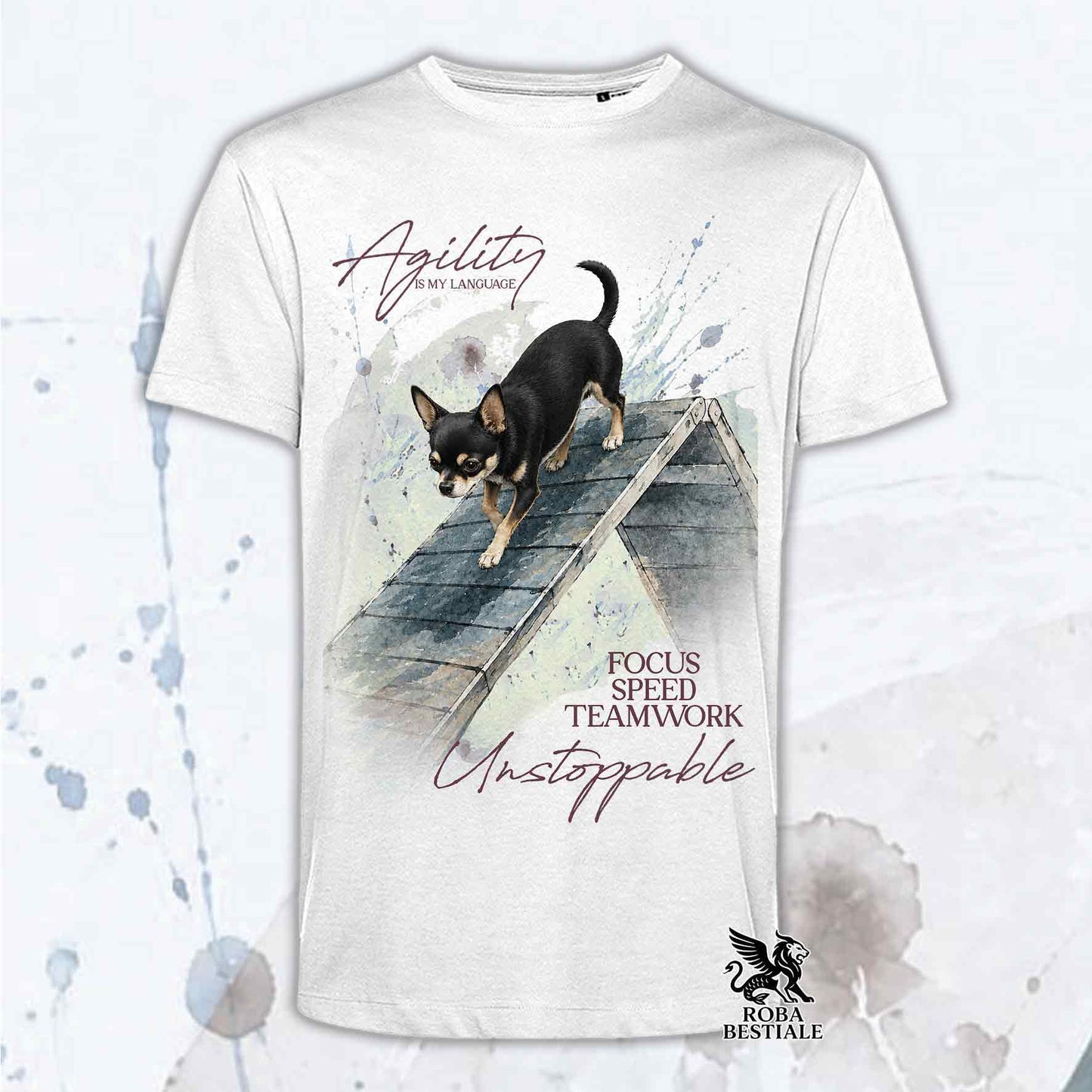 T-shirt bianca stampata con un Chihuahua a pelo corto che fa Agility. Grafica originale Roba Bestiale, collezione A-Frame