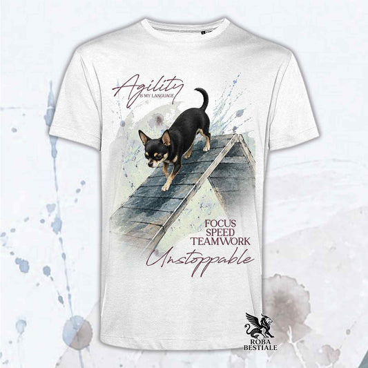 T-shirt bianca stampata con un Chihuahua a pelo corto che fa Agility. Grafica originale Roba Bestiale, collezione A-Frame
