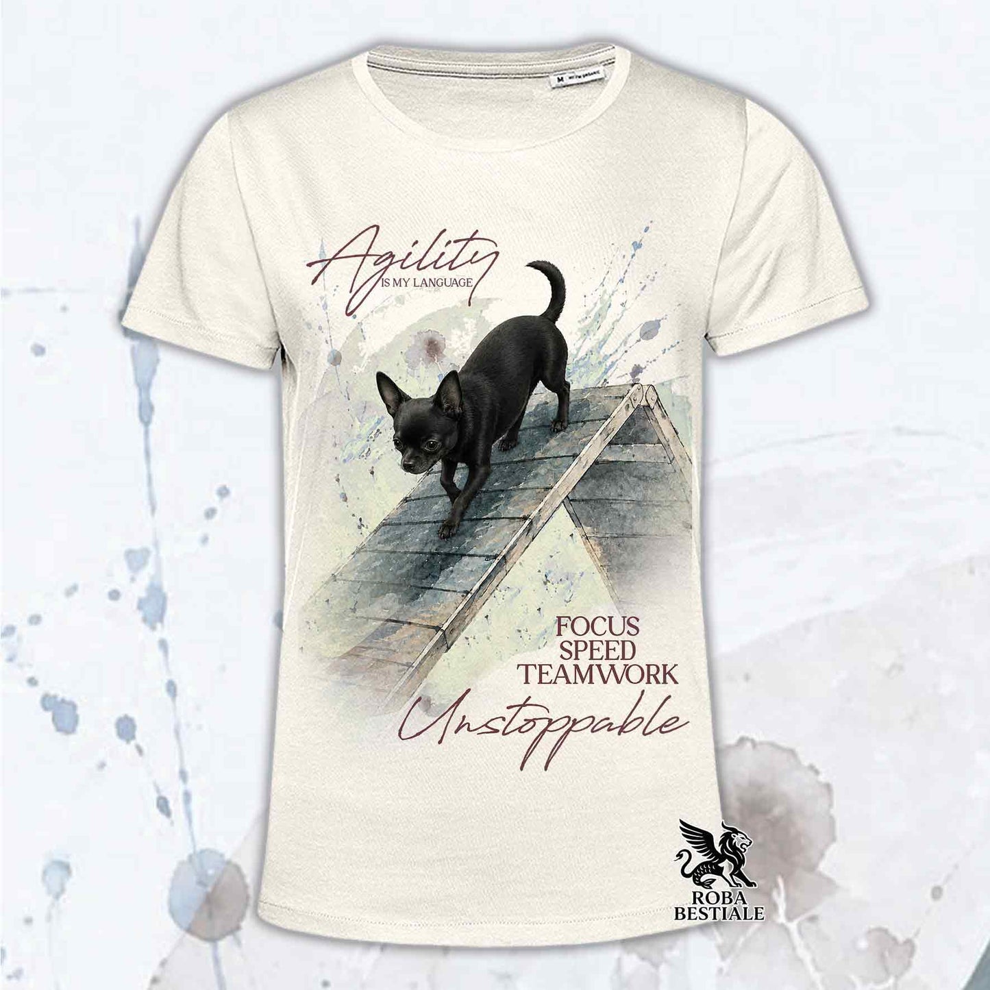 T-shirt beige stampata con un Chihuahua a pelo corto che fa Agility. Grafica originale Roba Bestiale, collezione A-Frame