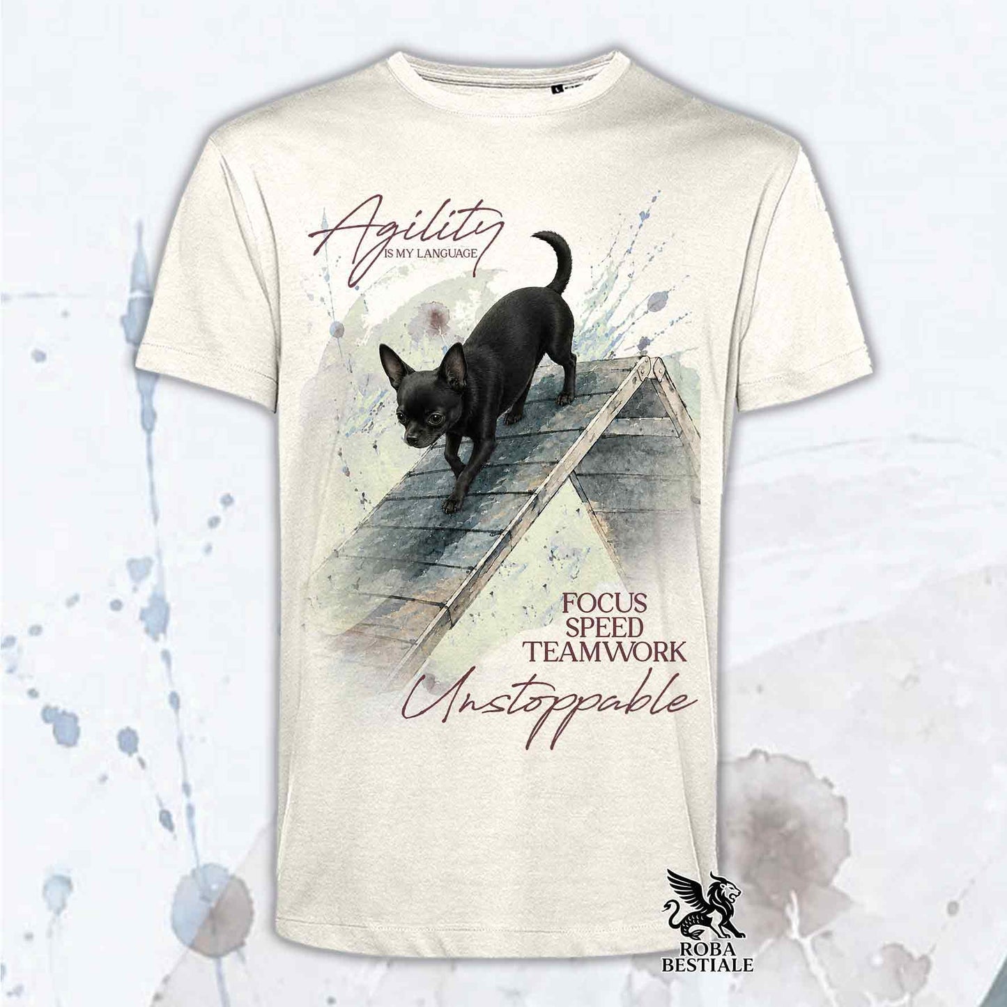 T-shirt beige stampata con un Chihuahua a pelo corto che fa Agility. Grafica originale Roba Bestiale, collezione A-Frame