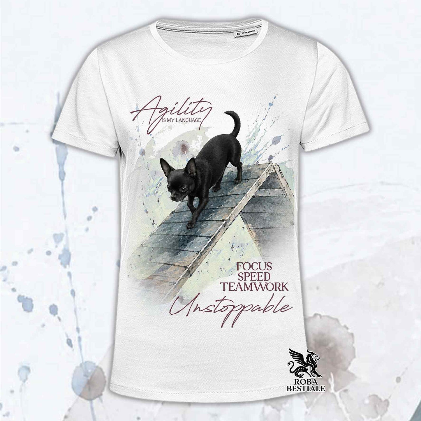 T-shirt bianco stampata con un Chihuahua a pelo corto che fa Agility. Grafica originale Roba Bestiale, collezione A-Frame
