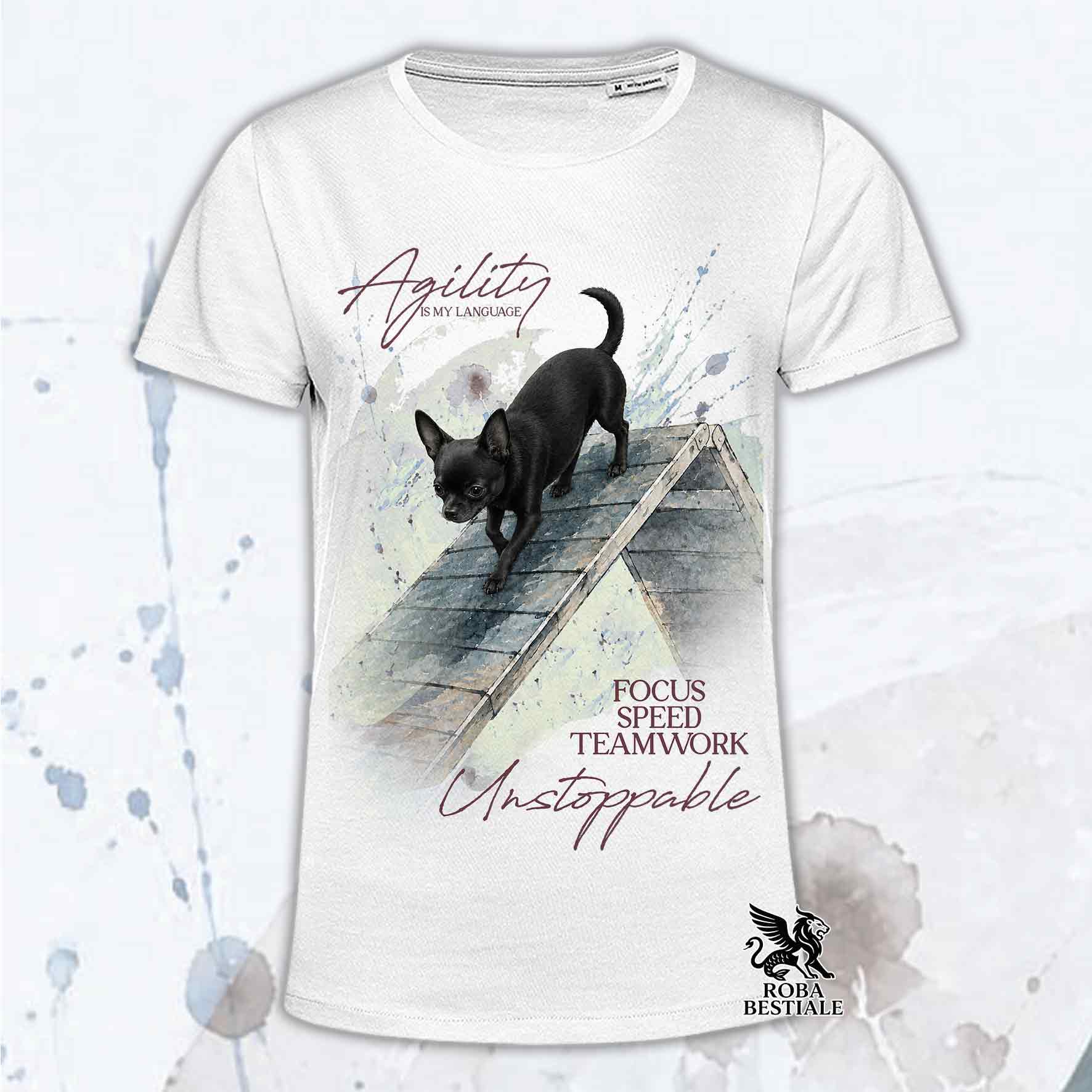 T-shirt bianco stampata con un Chihuahua a pelo corto che fa Agility. Grafica originale Roba Bestiale, collezione A-Frame
