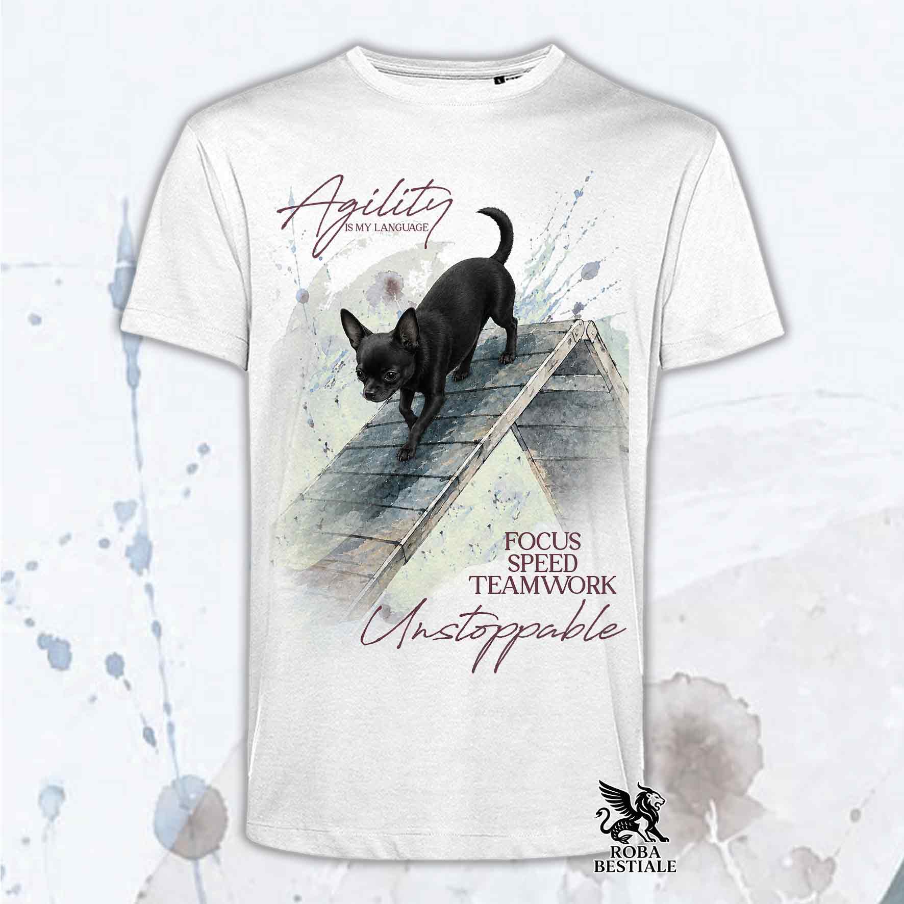 T-shirt bianco stampata con un Chihuahua a pelo corto che fa Agility. Grafica originale Roba Bestiale, collezione A-Frame